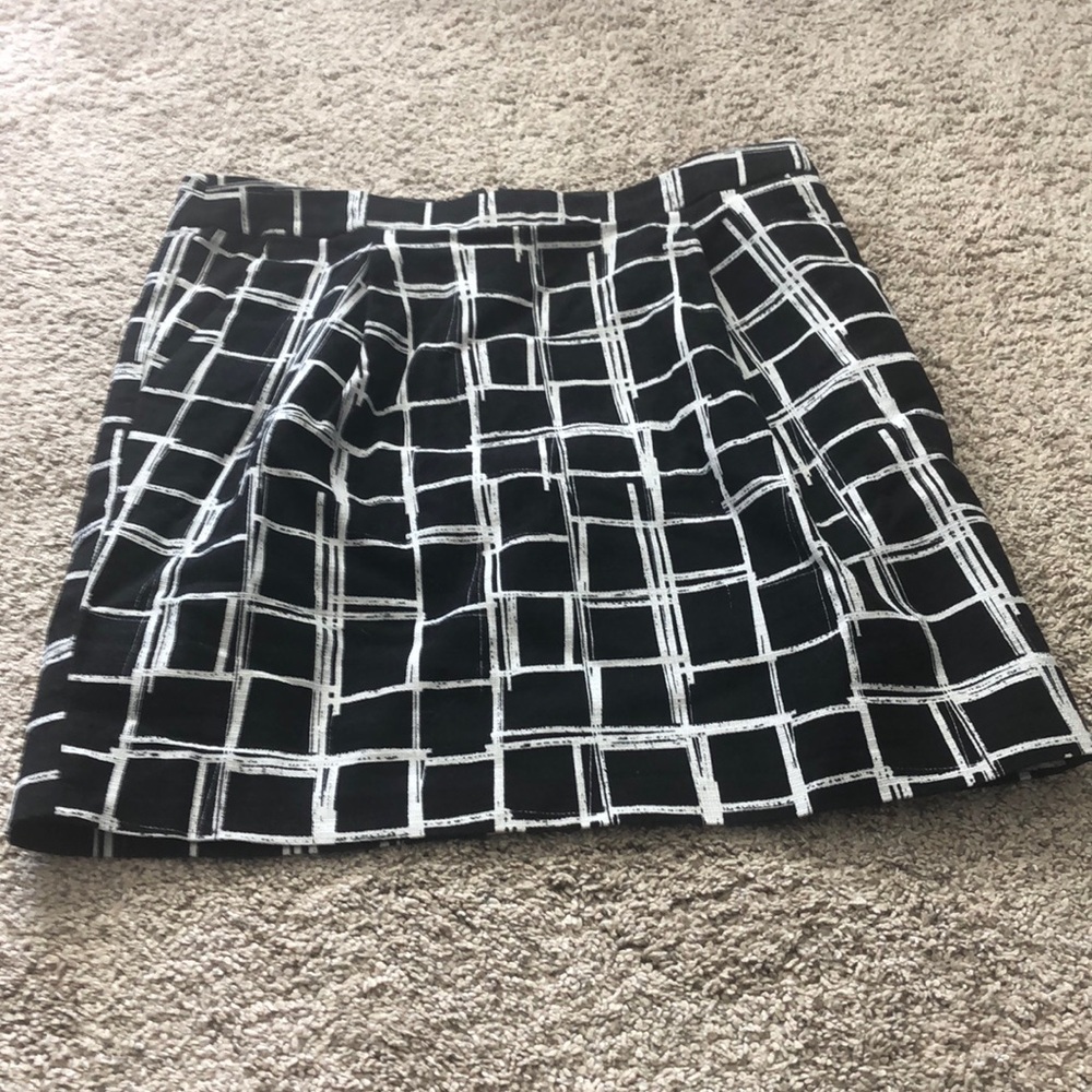 Size 6 Gap Skirt Black w White design & pockets